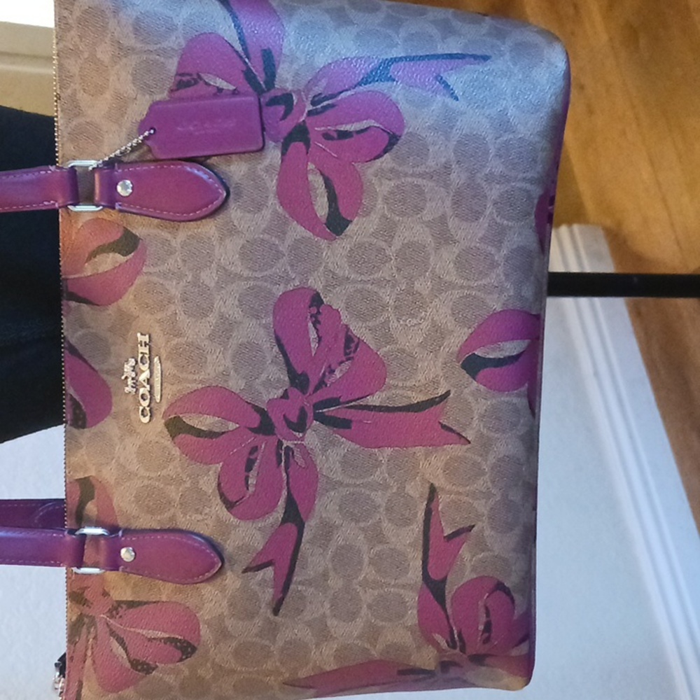 Coach Gallery Tote - Singature Print With Pink Bows - Picture 2 of 14